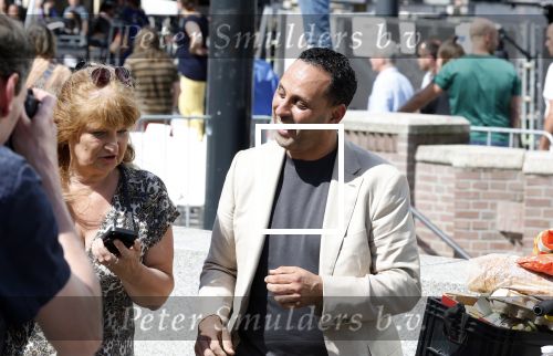 Amsterdam 15 juli 2024
Herdenkingsmonument Peter R. de Vries onthuld in Amsterdam Het kunstwerk bestaat uit twee bronzen handen die in elkaar grijpen en is gemaakt door kunstenares Rini Hurkmans. Burgemeester Femke Halsema en Kelly de Vries spreken tijdens de onthulling van het monument. Humbert Tan presenteert het . Ook zijn vrouw Jaqueline de Vries zoon Royce de Vries (met vrouw ) en Kelly de Vries (met partner) waren natuurlijk aanwezig . Khalid Kasem