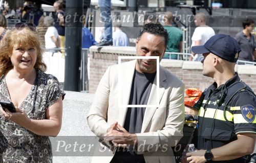 Amsterdam 15 juli 2024
Herdenkingsmonument Peter R. de Vries onthuld in Amsterdam Het kunstwerk bestaat uit twee bronzen handen die in elkaar grijpen en is gemaakt door kunstenares Rini Hurkmans. Burgemeester Femke Halsema en Kelly de Vries spreken tijdens de onthulling van het monument. Humbert Tan presenteert het . Ook zijn vrouw Jaqueline de Vries zoon Royce de Vries (met vrouw ) en Kelly de Vries (met partner) waren natuurlijk aanwezig . Khalid Kasem