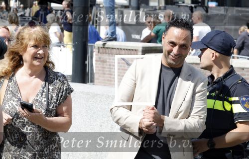 Amsterdam 15 juli 2024
Herdenkingsmonument Peter R. de Vries onthuld in Amsterdam Het kunstwerk bestaat uit twee bronzen handen die in elkaar grijpen en is gemaakt door kunstenares Rini Hurkmans. Burgemeester Femke Halsema en Kelly de Vries spreken tijdens de onthulling van het monument. Humbert Tan presenteert het . Ook zijn vrouw Jaqueline de Vries zoon Royce de Vries (met vrouw ) en Kelly de Vries (met partner) waren natuurlijk aanwezig . Khalid Kasem