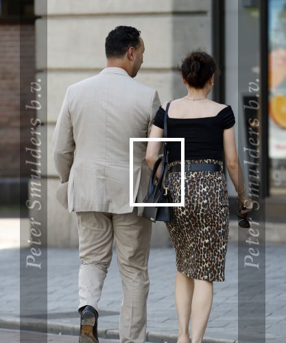 Amsterdam 15 juli 2024
Herdenkingsmonument Peter R. de Vries onthuld in Amsterdam Het kunstwerk bestaat uit twee bronzen handen die in elkaar grijpen en is gemaakt door kunstenares Rini Hurkmans. Burgemeester Femke Halsema en Kelly de Vries spreken tijdens de onthulling van het monument. Humbert Tan presenteert het . Ook zijn vrouw Jaqueline de Vries zoon Royce de Vries (met vrouw ) en Kelly de Vries (met partner) waren natuurlijk aanwezig . Khalid Kasem