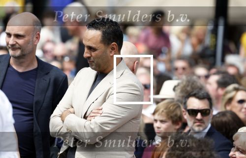 Amsterdam 15 juli 2024
Herdenkingsmonument Peter R. de Vries onthuld in Amsterdam Het kunstwerk bestaat uit twee bronzen handen die in elkaar grijpen en is gemaakt door kunstenares Rini Hurkmans. Burgemeester Femke Halsema en Kelly de Vries spreken tijdens de onthulling van het monument. Humbert Tan presenteert het . Ook zijn vrouw Jaqueline de Vries zoon Royce de Vries (met vrouw ) en Kelly de Vries (met partner) waren natuurlijk aanwezig . Khalid Kasem