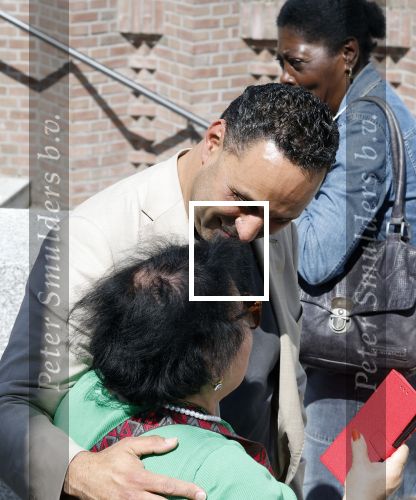Amsterdam 15 juli 2024
Herdenkingsmonument Peter R. de Vries onthuld in Amsterdam Het kunstwerk bestaat uit twee bronzen handen die in elkaar grijpen en is gemaakt door kunstenares Rini Hurkmans. Burgemeester Femke Halsema en Kelly de Vries spreken tijdens de onthulling van het monument. Humbert Tan presenteert het . Ook zijn vrouw Jaqueline de Vries zoon Royce de Vries (met vrouw ) en Kelly de Vries (met partner) waren natuurlijk aanwezig . Khalid Kasem