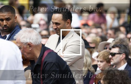 Amsterdam 15 juli 2024
Herdenkingsmonument Peter R. de Vries onthuld in Amsterdam Het kunstwerk bestaat uit twee bronzen handen die in elkaar grijpen en is gemaakt door kunstenares Rini Hurkmans. Burgemeester Femke Halsema en Kelly de Vries spreken tijdens de onthulling van het monument. Humbert Tan presenteert het . Ook zijn vrouw Jaqueline de Vries zoon Royce de Vries (met vrouw ) en Kelly de Vries (met partner) waren natuurlijk aanwezig . Khalid Kasem