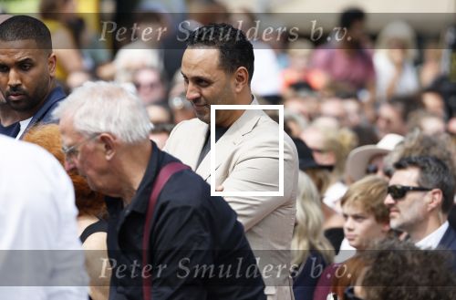 Amsterdam 15 juli 2024
Herdenkingsmonument Peter R. de Vries onthuld in Amsterdam Het kunstwerk bestaat uit twee bronzen handen die in elkaar grijpen en is gemaakt door kunstenares Rini Hurkmans. Burgemeester Femke Halsema en Kelly de Vries spreken tijdens de onthulling van het monument. Humbert Tan presenteert het . Ook zijn vrouw Jaqueline de Vries zoon Royce de Vries (met vrouw ) en Kelly de Vries (met partner) waren natuurlijk aanwezig . Khalid Kasem