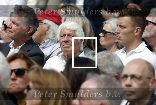 Amsterdam 15 juli 2024
Herdenkingsmonument Peter R. de Vries onthuld in Amsterdam Het kunstwerk bestaat uit twee bronzen handen die in elkaar grijpen en is gemaakt door kunstenares Rini Hurkmans. Burgemeester Femke Halsema en Kelly de Vries spreken tijdens de onthulling van het monument. Humbert Tan presenteert het . Ook zijn vrouw Jaqueline de Vries zoon Royce de Vries (met vrouw ) en Kelly de Vries (met partner) waren natuurlijk aanwezig . Klaas Wilting