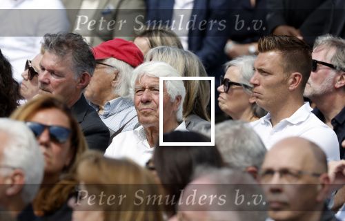 Amsterdam 15 juli 2024
Herdenkingsmonument Peter R. de Vries onthuld in Amsterdam Het kunstwerk bestaat uit twee bronzen handen die in elkaar grijpen en is gemaakt door kunstenares Rini Hurkmans. Burgemeester Femke Halsema en Kelly de Vries spreken tijdens de onthulling van het monument. Humbert Tan presenteert het . Ook zijn vrouw Jaqueline de Vries zoon Royce de Vries (met vrouw ) en Kelly de Vries (met partner) waren natuurlijk aanwezig . Klaas Wilting