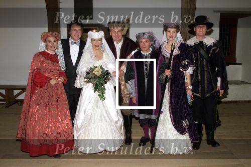 Henny Huisman : Trouwen na 25 jaar huwelijk voor de twee maal met echtgenote Lia in Kasteel Loevenstein in Zuilenchem hier samen met Lee Towers Jacques d Ancona hun beide dochters en schoonzoon

PETER SMULDERS BV