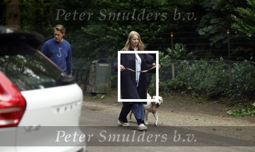 Huizen 6 en n7 juli 2024
Linda de Mol en partner Jeroen Rietbergen wandelend met hun honden rondom hun huis .