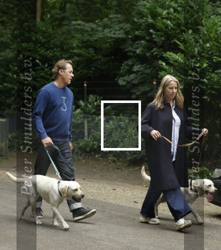 Huizen 6 en n7 juli 2024
Linda de Mol en partner Jeroen Rietbergen wandelend met hun honden rondom hun huis .