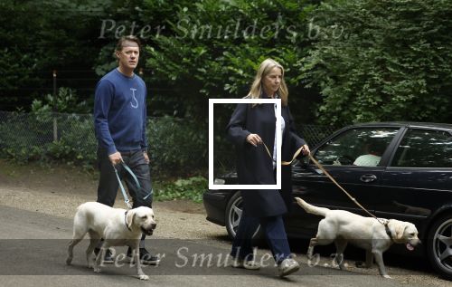 Huizen 6 en n7 juli 2024
Linda de Mol en partner Jeroen Rietbergen wandelend met hun honden rondom hun huis .