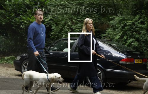 Huizen 6 en n7 juli 2024
Linda de Mol en partner Jeroen Rietbergen wandelend met hun honden rondom hun huis .