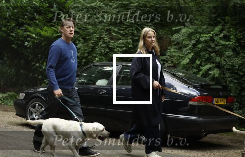 Huizen 6 en n7 juli 2024
Linda de Mol en partner Jeroen Rietbergen wandelend met hun honden rondom hun huis .