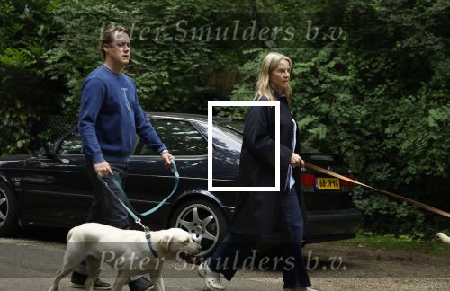 Huizen 6 en n7 juli 2024
Linda de Mol en partner Jeroen Rietbergen wandelend met hun honden rondom hun huis .