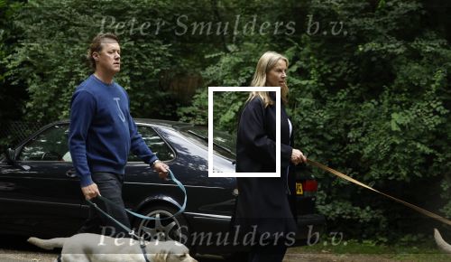 Huizen 6 en n7 juli 2024
Linda de Mol en partner Jeroen Rietbergen wandelend met hun honden rondom hun huis .