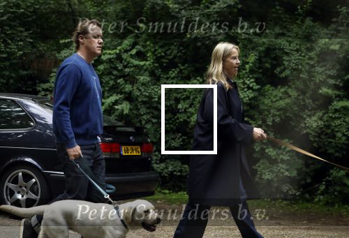Huizen 6 en n7 juli 2024
Linda de Mol en partner Jeroen Rietbergen wandelend met hun honden rondom hun huis .
