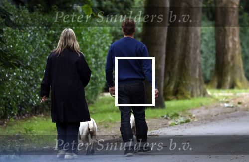 Huizen 6 en n7 juli 2024
Linda de Mol en partner Jeroen Rietbergen wandelend met hun honden rondom hun huis .