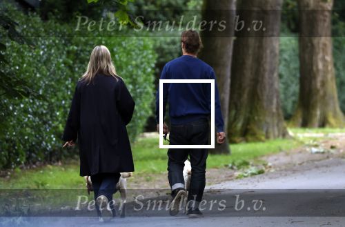 Huizen 6 en n7 juli 2024
Linda de Mol en partner Jeroen Rietbergen wandelend met hun honden rondom hun huis .