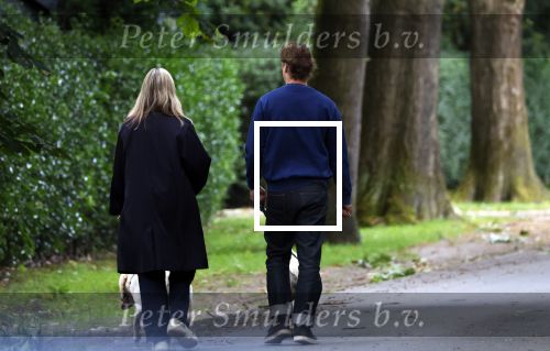 Huizen 6 en n7 juli 2024
Linda de Mol en partner Jeroen Rietbergen wandelend met hun honden rondom hun huis .