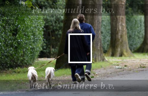 Huizen 6 en n7 juli 2024
Linda de Mol en partner Jeroen Rietbergen wandelend met hun honden rondom hun huis .