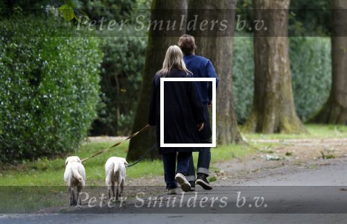 Huizen 6 en n7 juli 2024
Linda de Mol en partner Jeroen Rietbergen wandelend met hun honden rondom hun huis .