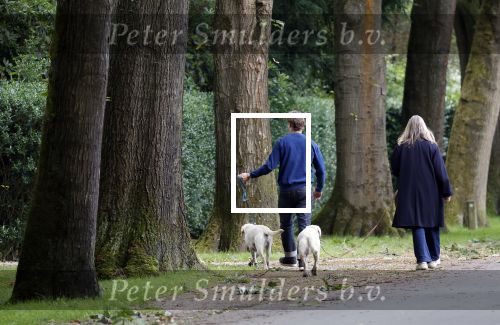 Huizen 6 en n7 juli 2024
Linda de Mol en partner Jeroen Rietbergen wandelend met hun honden rondom hun huis .