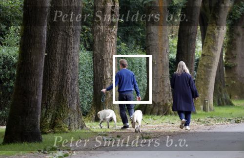 Huizen 6 en n7 juli 2024
Linda de Mol en partner Jeroen Rietbergen wandelend met hun honden rondom hun huis .