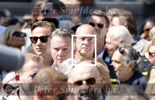 Amsterdam 15 juli 2024
Herdenkingsmonument Peter R. de Vries onthuld in Amsterdam Het kunstwerk bestaat uit twee bronzen handen die in elkaar grijpen en is gemaakt door kunstenares Rini Hurkmans. Burgemeester Femke Halsema en Kelly de Vries spreken tijdens de onthulling van het monument. Humbert Tan presenteert het . Ook zijn vrouw Jaqueline de Vries zoon Royce de Vries (met vrouw ) en Kelly de Vries (met partner) waren natuurlijk aanwezig . Louis v Gaal