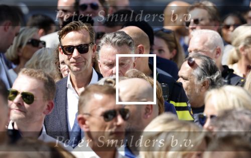 Amsterdam 15 juli 2024
Herdenkingsmonument Peter R. de Vries onthuld in Amsterdam Het kunstwerk bestaat uit twee bronzen handen die in elkaar grijpen en is gemaakt door kunstenares Rini Hurkmans. Burgemeester Femke Halsema en Kelly de Vries spreken tijdens de onthulling van het monument. Humbert Tan presenteert het . Ook zijn vrouw Jaqueline de Vries zoon Royce de Vries (met vrouw ) en Kelly de Vries (met partner) waren natuurlijk aanwezig . Louis v Gaal