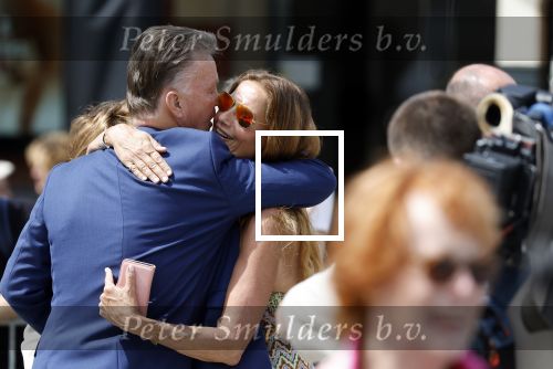 Amsterdam 15 juli 2024
Herdenkingsmonument Peter R. de Vries onthuld in Amsterdam Het kunstwerk bestaat uit twee bronzen handen die in elkaar grijpen en is gemaakt door kunstenares Rini Hurkmans. Burgemeester Femke Halsema en Kelly de Vries spreken tijdens de onthulling van het monument. Humbert Tan presenteert het . Ook zijn vrouw Jaqueline de Vries zoon Royce de Vries (met vrouw ) en Kelly de Vries (met partner) waren natuurlijk aanwezig . Louis v Gaal en Mariska Hulscher