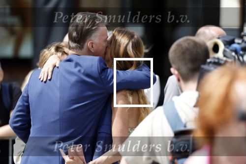 Amsterdam 15 juli 2024
Herdenkingsmonument Peter R. de Vries onthuld in Amsterdam Het kunstwerk bestaat uit twee bronzen handen die in elkaar grijpen en is gemaakt door kunstenares Rini Hurkmans. Burgemeester Femke Halsema en Kelly de Vries spreken tijdens de onthulling van het monument. Humbert Tan presenteert het . Ook zijn vrouw Jaqueline de Vries zoon Royce de Vries (met vrouw ) en Kelly de Vries (met partner) waren natuurlijk aanwezig . Louis v Gaal en Mariska Hulscher