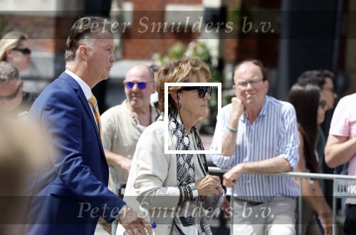 Amsterdam 15 juli 2024
Herdenkingsmonument Peter R. de Vries onthuld in Amsterdam Het kunstwerk bestaat uit twee bronzen handen die in elkaar grijpen en is gemaakt door kunstenares Rini Hurkmans. Burgemeester Femke Halsema en Kelly de Vries spreken tijdens de onthulling van het monument. Humbert Tan presenteert het . Ook zijn vrouw Jaqueline de Vries zoon Royce de Vries (met vrouw ) en Kelly de Vries (met partner) waren natuurlijk aanwezig . Louis v Gaal en zijn vrouw Truus v Gaal