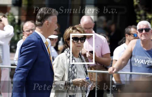 Amsterdam 15 juli 2024
Herdenkingsmonument Peter R. de Vries onthuld in Amsterdam Het kunstwerk bestaat uit twee bronzen handen die in elkaar grijpen en is gemaakt door kunstenares Rini Hurkmans. Burgemeester Femke Halsema en Kelly de Vries spreken tijdens de onthulling van het monument. Humbert Tan presenteert het . Ook zijn vrouw Jaqueline de Vries zoon Royce de Vries (met vrouw ) en Kelly de Vries (met partner) waren natuurlijk aanwezig . Louis v Gaal en zijn vrouw Truus v Gaal