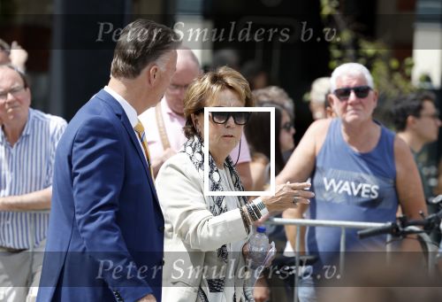 Amsterdam 15 juli 2024
Herdenkingsmonument Peter R. de Vries onthuld in Amsterdam Het kunstwerk bestaat uit twee bronzen handen die in elkaar grijpen en is gemaakt door kunstenares Rini Hurkmans. Burgemeester Femke Halsema en Kelly de Vries spreken tijdens de onthulling van het monument. Humbert Tan presenteert het . Ook zijn vrouw Jaqueline de Vries zoon Royce de Vries (met vrouw ) en Kelly de Vries (met partner) waren natuurlijk aanwezig . Louis v Gaal en zijn vrouw Truus v Gaal
