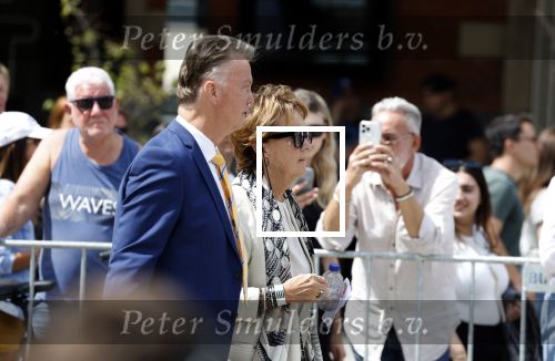 Amsterdam 15 juli 2024
Herdenkingsmonument Peter R. de Vries onthuld in Amsterdam Het kunstwerk bestaat uit twee bronzen handen die in elkaar grijpen en is gemaakt door kunstenares Rini Hurkmans. Burgemeester Femke Halsema en Kelly de Vries spreken tijdens de onthulling van het monument. Humbert Tan presenteert het . Ook zijn vrouw Jaqueline de Vries zoon Royce de Vries (met vrouw ) en Kelly de Vries (met partner) waren natuurlijk aanwezig . Louis v Gaal en zijn vrouw Truus v Gaal