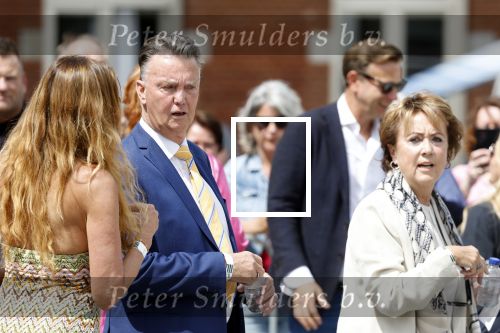 Amsterdam 15 juli 2024
Herdenkingsmonument Peter R. de Vries onthuld in Amsterdam Het kunstwerk bestaat uit twee bronzen handen die in elkaar grijpen en is gemaakt door kunstenares Rini Hurkmans. Burgemeester Femke Halsema en Kelly de Vries spreken tijdens de onthulling van het monument. Humbert Tan presenteert het . Ook zijn vrouw Jaqueline de Vries zoon Royce de Vries (met vrouw ) en Kelly de Vries (met partner) waren natuurlijk aanwezig . Louis v Gaal en zijn vrouw Truus v Gaal