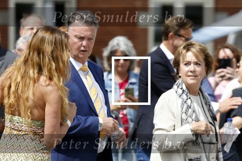 Amsterdam 15 juli 2024
Herdenkingsmonument Peter R. de Vries onthuld in Amsterdam Het kunstwerk bestaat uit twee bronzen handen die in elkaar grijpen en is gemaakt door kunstenares Rini Hurkmans. Burgemeester Femke Halsema en Kelly de Vries spreken tijdens de onthulling van het monument. Humbert Tan presenteert het . Ook zijn vrouw Jaqueline de Vries zoon Royce de Vries (met vrouw ) en Kelly de Vries (met partner) waren natuurlijk aanwezig . Louis v Gaal en zijn vrouw Truus v Gaal