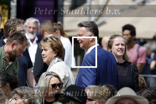 Amsterdam 15 juli 2024
Herdenkingsmonument Peter R. de Vries onthuld in Amsterdam Het kunstwerk bestaat uit twee bronzen handen die in elkaar grijpen en is gemaakt door kunstenares Rini Hurkmans. Burgemeester Femke Halsema en Kelly de Vries spreken tijdens de onthulling van het monument. Humbert Tan presenteert het . Ook zijn vrouw Jaqueline de Vries zoon Royce de Vries (met vrouw ) en Kelly de Vries (met partner) waren natuurlijk aanwezig . Louis v Gaal en zijn vrouw Truus v Gaal
