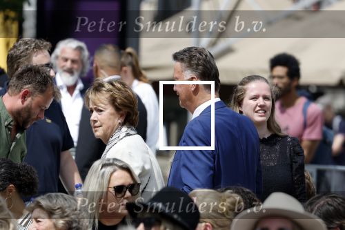 Amsterdam 15 juli 2024
Herdenkingsmonument Peter R. de Vries onthuld in Amsterdam Het kunstwerk bestaat uit twee bronzen handen die in elkaar grijpen en is gemaakt door kunstenares Rini Hurkmans. Burgemeester Femke Halsema en Kelly de Vries spreken tijdens de onthulling van het monument. Humbert Tan presenteert het . Ook zijn vrouw Jaqueline de Vries zoon Royce de Vries (met vrouw ) en Kelly de Vries (met partner) waren natuurlijk aanwezig . Louis v Gaal en zijn vrouw Truus v Gaal