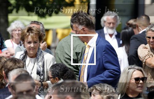 Amsterdam 15 juli 2024
Herdenkingsmonument Peter R. de Vries onthuld in Amsterdam Het kunstwerk bestaat uit twee bronzen handen die in elkaar grijpen en is gemaakt door kunstenares Rini Hurkmans. Burgemeester Femke Halsema en Kelly de Vries spreken tijdens de onthulling van het monument. Humbert Tan presenteert het . Ook zijn vrouw Jaqueline de Vries zoon Royce de Vries (met vrouw ) en Kelly de Vries (met partner) waren natuurlijk aanwezig . Louis v Gaal en zijn vrouw Truus v Gaal