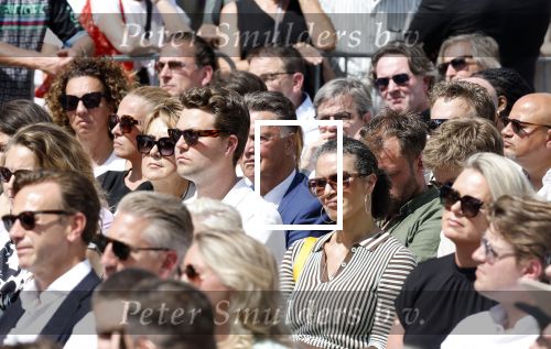 Amsterdam 15 juli 2024
Herdenkingsmonument Peter R. de Vries onthuld in Amsterdam Het kunstwerk bestaat uit twee bronzen handen die in elkaar grijpen en is gemaakt door kunstenares Rini Hurkmans. Burgemeester Femke Halsema en Kelly de Vries spreken tijdens de onthulling van het monument. Humbert Tan presenteert het . Ook zijn vrouw Jaqueline de Vries zoon Royce de Vries (met vrouw ) en Kelly de Vries (met partner) waren natuurlijk aanwezig . Louis v Gaal en zijn vrouw Truus v Gaal