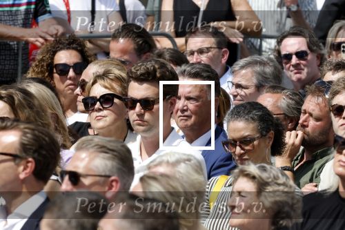 Amsterdam 15 juli 2024
Herdenkingsmonument Peter R. de Vries onthuld in Amsterdam Het kunstwerk bestaat uit twee bronzen handen die in elkaar grijpen en is gemaakt door kunstenares Rini Hurkmans. Burgemeester Femke Halsema en Kelly de Vries spreken tijdens de onthulling van het monument. Humbert Tan presenteert het . Ook zijn vrouw Jaqueline de Vries zoon Royce de Vries (met vrouw ) en Kelly de Vries (met partner) waren natuurlijk aanwezig . Louis v Gaal en zijn vrouw Truus v Gaal
