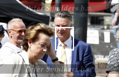 Amsterdam 15 juli 2024
Herdenkingsmonument Peter R. de Vries onthuld in Amsterdam Het kunstwerk bestaat uit twee bronzen handen die in elkaar grijpen en is gemaakt door kunstenares Rini Hurkmans. Burgemeester Femke Halsema en Kelly de Vries spreken tijdens de onthulling van het monument. Humbert Tan presenteert het . Ook zijn vrouw Jaqueline de Vries zoon Royce de Vries (met vrouw ) en Kelly de Vries (met partner) waren natuurlijk aanwezig . Louis v Gaal en zijn vrouw Truus v Gaal
