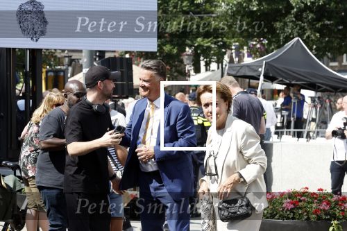Amsterdam 15 juli 2024
Herdenkingsmonument Peter R. de Vries onthuld in Amsterdam Het kunstwerk bestaat uit twee bronzen handen die in elkaar grijpen en is gemaakt door kunstenares Rini Hurkmans. Burgemeester Femke Halsema en Kelly de Vries spreken tijdens de onthulling van het monument. Humbert Tan presenteert het . Ook zijn vrouw Jaqueline de Vries zoon Royce de Vries (met vrouw ) en Kelly de Vries (met partner) waren natuurlijk aanwezig . Louis v Gaal en zijn vrouw Truus v Gaal