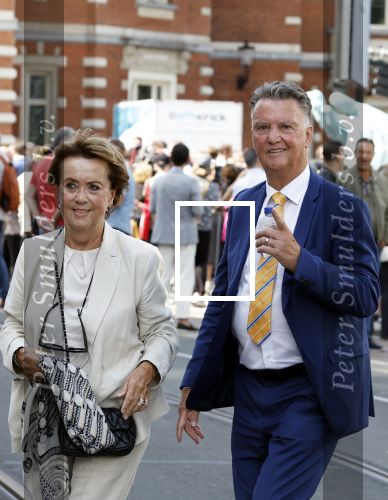 Amsterdam 15 juli 2024
Herdenkingsmonument Peter R. de Vries onthuld in Amsterdam Het kunstwerk bestaat uit twee bronzen handen die in elkaar grijpen en is gemaakt door kunstenares Rini Hurkmans. Burgemeester Femke Halsema en Kelly de Vries spreken tijdens de onthulling van het monument. Humbert Tan presenteert het . Ook zijn vrouw Jaqueline de Vries zoon Royce de Vries (met vrouw ) en Kelly de Vries (met partner) waren natuurlijk aanwezig . Louis v Gaal en zijn vrouw Truus v Gaal