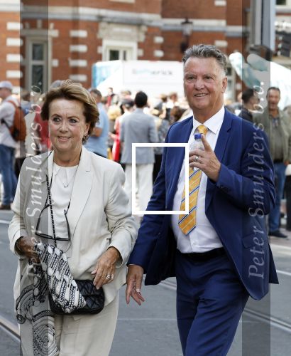Amsterdam 15 juli 2024
Herdenkingsmonument Peter R. de Vries onthuld in Amsterdam Het kunstwerk bestaat uit twee bronzen handen die in elkaar grijpen en is gemaakt door kunstenares Rini Hurkmans. Burgemeester Femke Halsema en Kelly de Vries spreken tijdens de onthulling van het monument. Humbert Tan presenteert het . Ook zijn vrouw Jaqueline de Vries zoon Royce de Vries (met vrouw ) en Kelly de Vries (met partner) waren natuurlijk aanwezig . Louis v Gaal en zijn vrouw Truus v Gaal