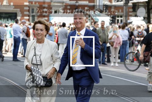 Amsterdam 15 juli 2024
Herdenkingsmonument Peter R. de Vries onthuld in Amsterdam Het kunstwerk bestaat uit twee bronzen handen die in elkaar grijpen en is gemaakt door kunstenares Rini Hurkmans. Burgemeester Femke Halsema en Kelly de Vries spreken tijdens de onthulling van het monument. Humbert Tan presenteert het . Ook zijn vrouw Jaqueline de Vries zoon Royce de Vries (met vrouw ) en Kelly de Vries (met partner) waren natuurlijk aanwezig . Louis v Gaal en zijn vrouw Truus v Gaal