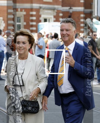 Amsterdam 15 juli 2024
Herdenkingsmonument Peter R. de Vries onthuld in Amsterdam Het kunstwerk bestaat uit twee bronzen handen die in elkaar grijpen en is gemaakt door kunstenares Rini Hurkmans. Burgemeester Femke Halsema en Kelly de Vries spreken tijdens de onthulling van het monument. Humbert Tan presenteert het . Ook zijn vrouw Jaqueline de Vries zoon Royce de Vries (met vrouw ) en Kelly de Vries (met partner) waren natuurlijk aanwezig . Louis v Gaal en zijn vrouw Truus v Gaal