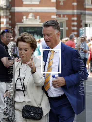 Amsterdam 15 juli 2024
Herdenkingsmonument Peter R. de Vries onthuld in Amsterdam Het kunstwerk bestaat uit twee bronzen handen die in elkaar grijpen en is gemaakt door kunstenares Rini Hurkmans. Burgemeester Femke Halsema en Kelly de Vries spreken tijdens de onthulling van het monument. Humbert Tan presenteert het . Ook zijn vrouw Jaqueline de Vries zoon Royce de Vries (met vrouw ) en Kelly de Vries (met partner) waren natuurlijk aanwezig . Louis v Gaal en zijn vrouw Truus v Gaal