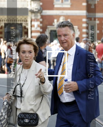 Amsterdam 15 juli 2024
Herdenkingsmonument Peter R. de Vries onthuld in Amsterdam Het kunstwerk bestaat uit twee bronzen handen die in elkaar grijpen en is gemaakt door kunstenares Rini Hurkmans. Burgemeester Femke Halsema en Kelly de Vries spreken tijdens de onthulling van het monument. Humbert Tan presenteert het . Ook zijn vrouw Jaqueline de Vries zoon Royce de Vries (met vrouw ) en Kelly de Vries (met partner) waren natuurlijk aanwezig . Louis v Gaal en zijn vrouw Truus v Gaal