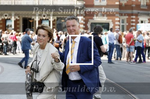 Amsterdam 15 juli 2024
Herdenkingsmonument Peter R. de Vries onthuld in Amsterdam Het kunstwerk bestaat uit twee bronzen handen die in elkaar grijpen en is gemaakt door kunstenares Rini Hurkmans. Burgemeester Femke Halsema en Kelly de Vries spreken tijdens de onthulling van het monument. Humbert Tan presenteert het . Ook zijn vrouw Jaqueline de Vries zoon Royce de Vries (met vrouw ) en Kelly de Vries (met partner) waren natuurlijk aanwezig . Louis v Gaal en zijn vrouw Truus v Gaal